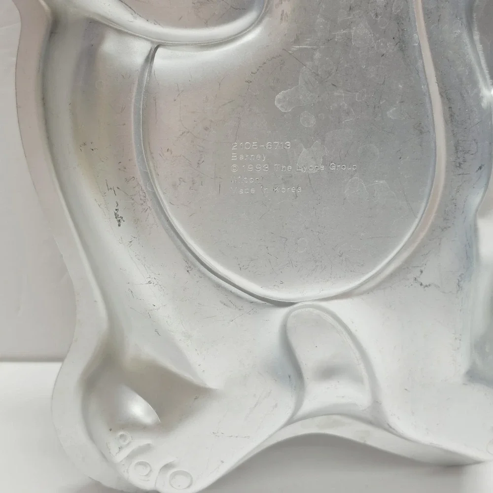 1993 Barney cake pan. great condition